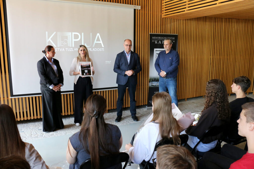 Film „Kapija – Zakletva tuzlanskoj mladosti“ uručen Gradu Tuzli u znak trajnog sjećanja