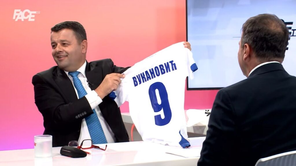 Hurtić poklonio Vukanoviću dres reprezentacije BiH: “Imaš li ijednog prijatelja? Koga god znaš, ti se posvađaš!”