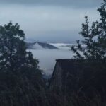 Kakanj ujutro: Magla progutala dolinu, iznad nje ostao samo dimnjak