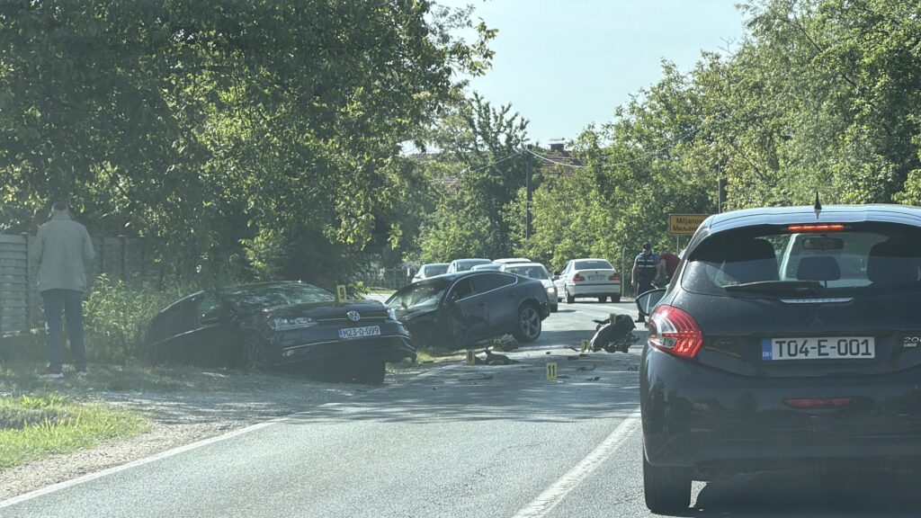 Krš i lom kod Kalesije: Sudarila se tri vozila