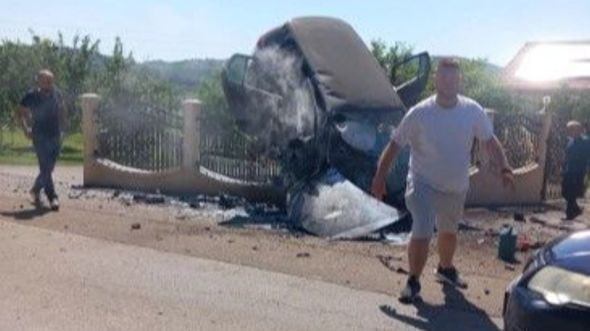 Jeziva nesreća kod Modriče: Automobil završio na ogradi, jedna osoba poginula