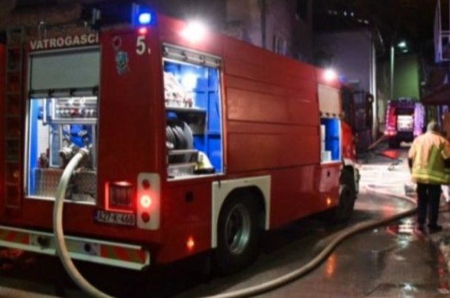 Vatrogasci na intervenciji. Avaz (Fotografija ne prikazuje događaj iz teksta)