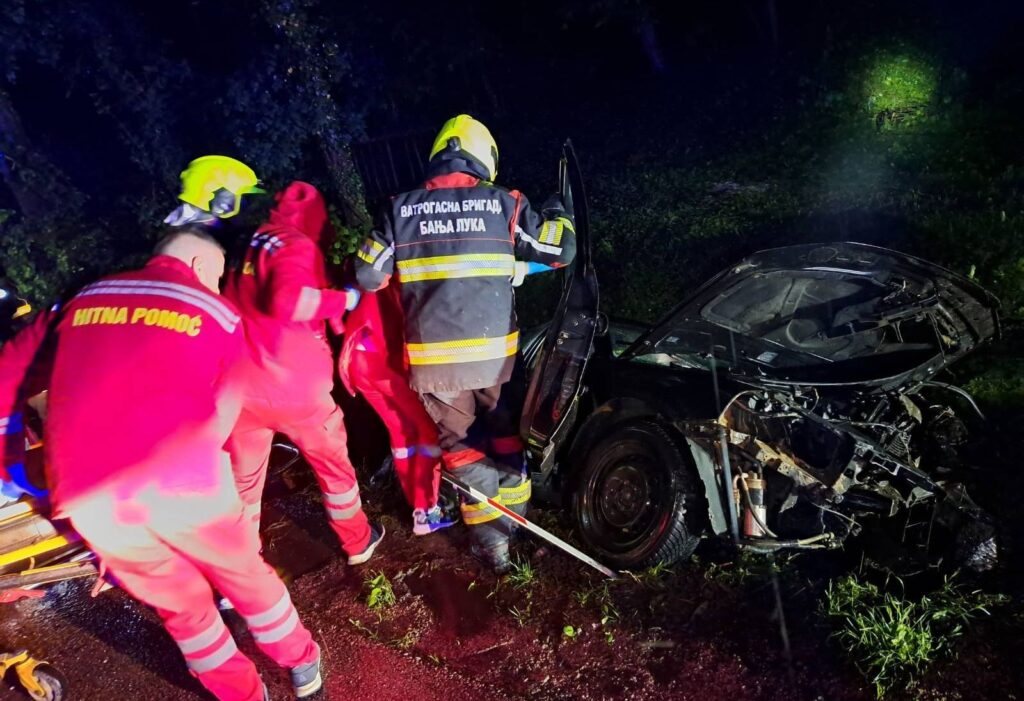 Teška nesreća u bh. gradu: Vozilo završilo u kanalu, intervenisali vatrogasci