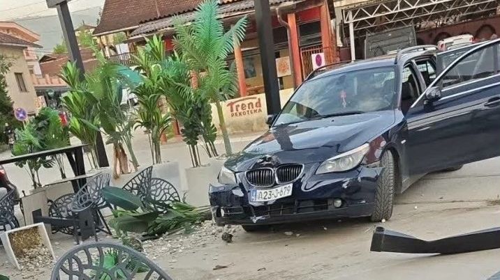 Pijan BMW-om uletio u baštu kafića: Ima povrijeđenih