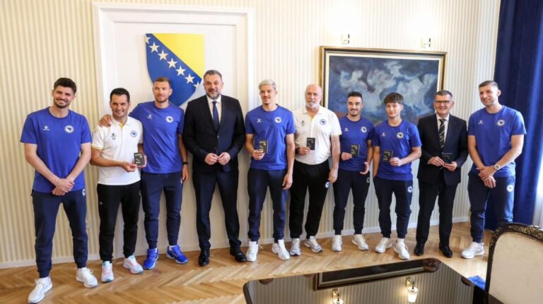 Konaković uručio diplomatske pasoše reprezentativcima Bosne i Hercegovine