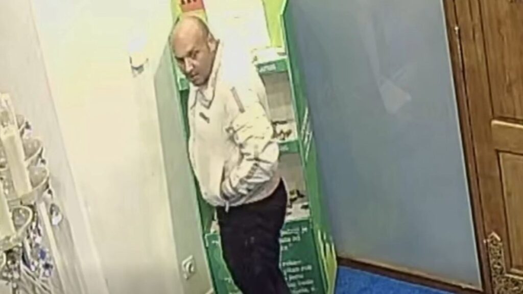 Lopov u džamiji ukrao obuću “pogrešnom” čovjeku, pa ga bivši fudbaler i vatrogasac sustigao