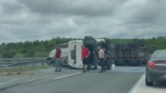 Kamion cisterna se prevrnuo kod Johovca na autoputu