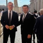 Ministar Hurtić posjetio Vatikan: Papi poklonio dres Zmajeva i pozvao ga u BiH