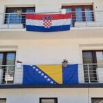 Fotografija iz Gornjeg Vakufa-Uskoplja oduševila region: Na istoj kući zastave BiH i Hrvatske