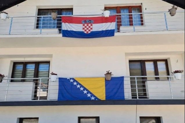 Zastave Hrvatske i BiH. GornjiVakuf.com