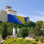 Najveća zastava Bosne i Hercegovine postavljena na kuli Zmaja od Bosne