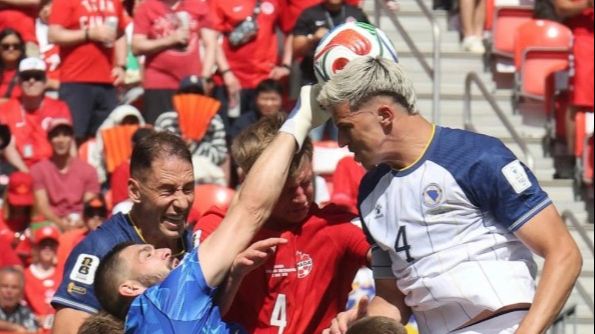 Tarik Muharemović protiv Kanade. FOTO: NFSBiH