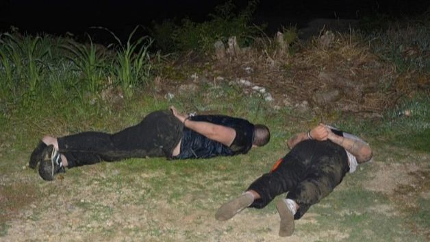 Policija uhapsila tri osobe u Bratuncu, zatekli ih u krijumčarenju 11 migranata