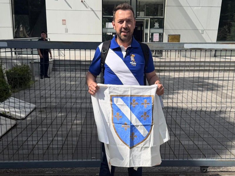 Bajrić: Sud mu vratio oduzetu zastavu BiH. Ustupljena fotografija