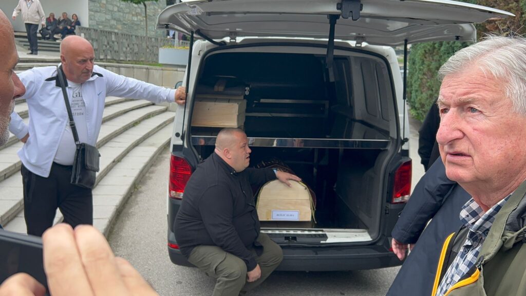 Tužni prizori: Dino Bešlić nijemo grli tabut svoje majke Sejde