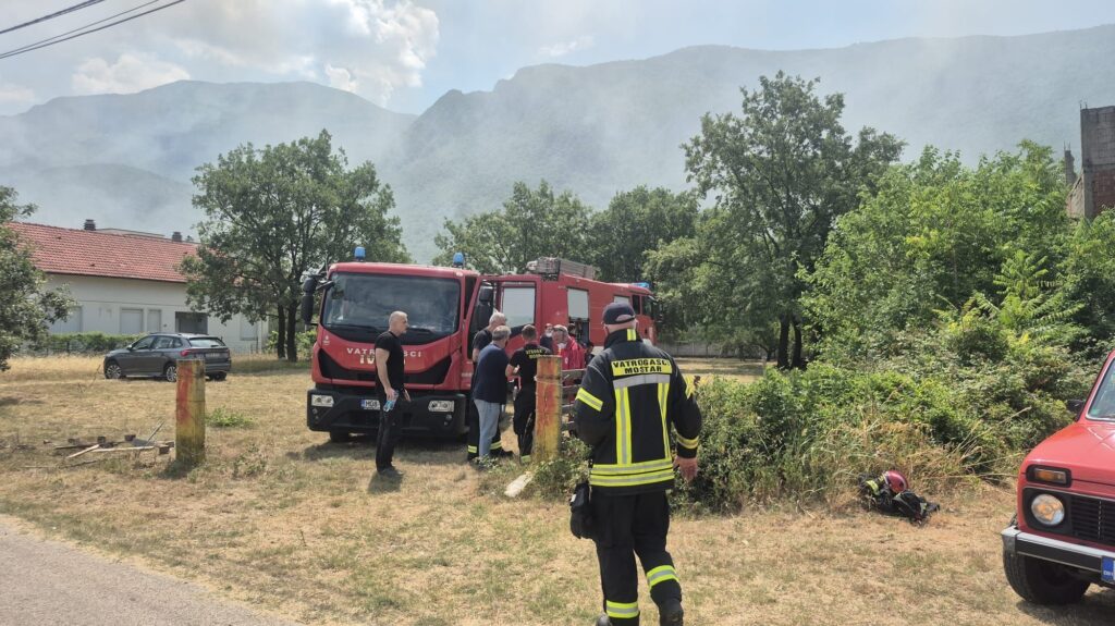 Požar na Uborku ne jenjava, počela evakuacija mještana