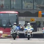 Pogledajte autobus Zmajeva uz jaku policijsku pratnju u Torontu