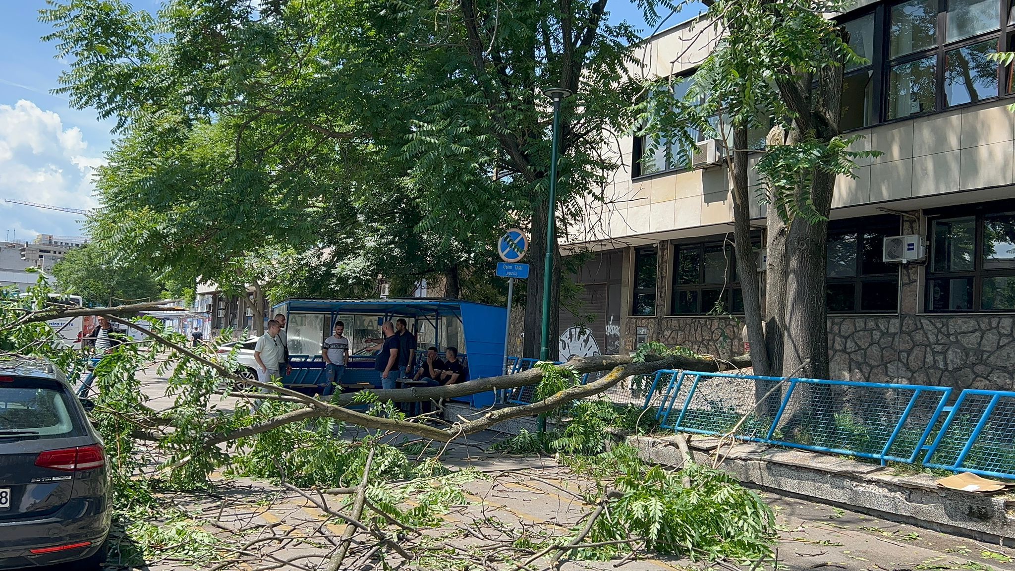Drvo palo na taksistu na autobuskoj stanici u Sarajevu
