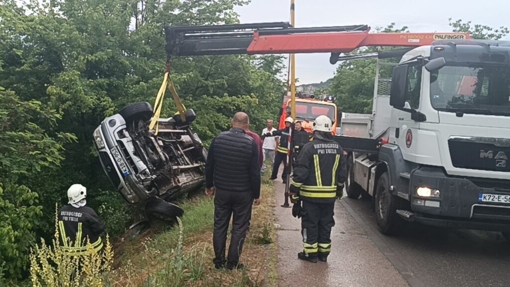 Nesreća u Tuzli: Automobil sletio u provaliju, povrijeđena jedna osoba