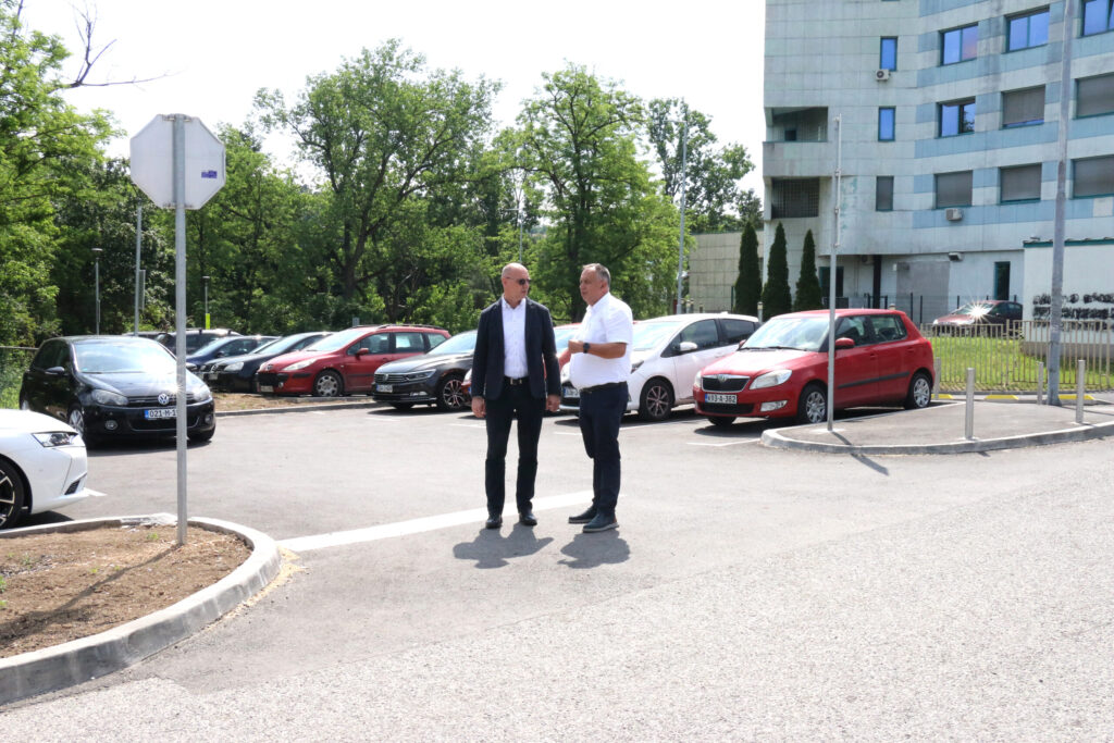 170 novih parking mjesta kod UKC-a Tuzla (FOTO)