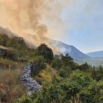 Požar iz Popovog polja se proširio na Trebinje, vatrogasci i mještani na terenu