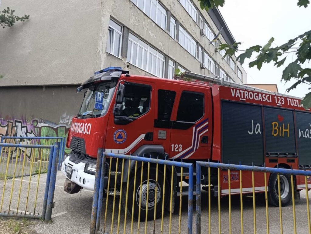 Dojava bombe u Mješovitoj srednjoj mašinsko-saobraćajnoj školi u Tuzli