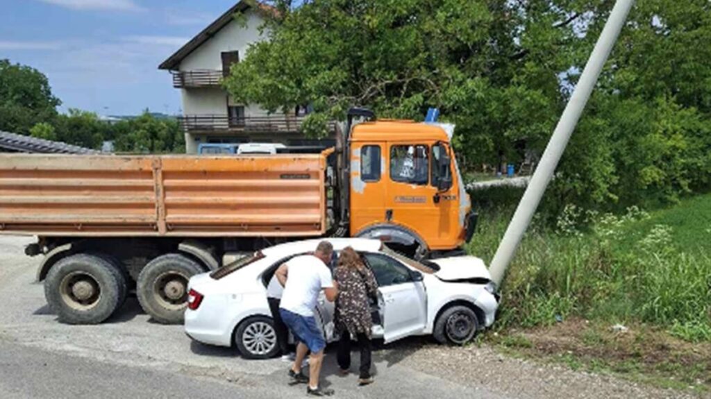Krš i lom na cesti: Automobilom udario u banderu