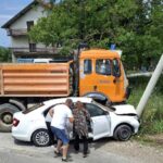 Krš i lom na cesti: Automobilom udario u banderu