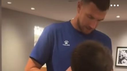 Edin Džeko i fan. FOTO: Screenshot