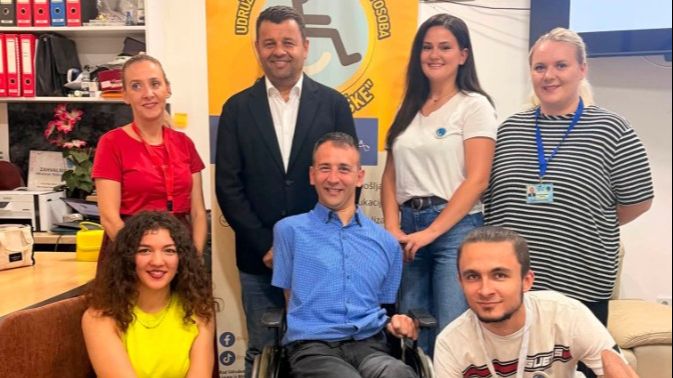 Ministar Hurtić u posjeti Udruženju. Udruženje "Ruka podrške"