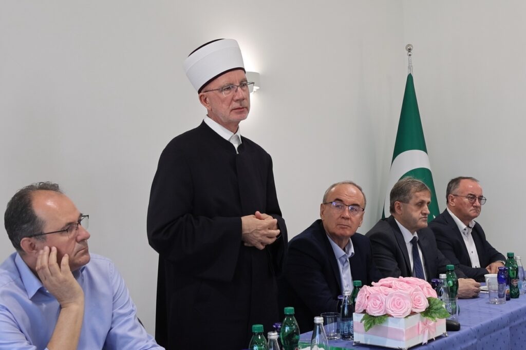 Muftija Fazlović je uz veliku zahvalnost Izbornom tijelu na povjerenju zamolio za razumijevanje što ne može prihvatiti kandidaturu za reisu-l-ulemu