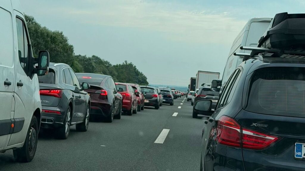 Sudar na autoputu: Cisterna se prevrnula, nastale kilometarske kolone