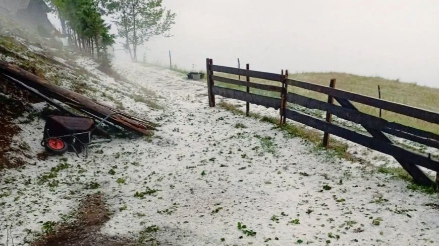 Šokantni prizori s Vlašića: Led prekrio planinu usred ljeta