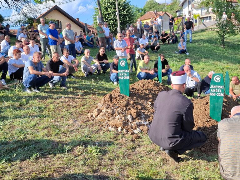 Ukopani u mezarju „Greblje“ u mahali Drafnići jedno pored drugog, onako kako su i živjeli.. H. Čalić/Avaz