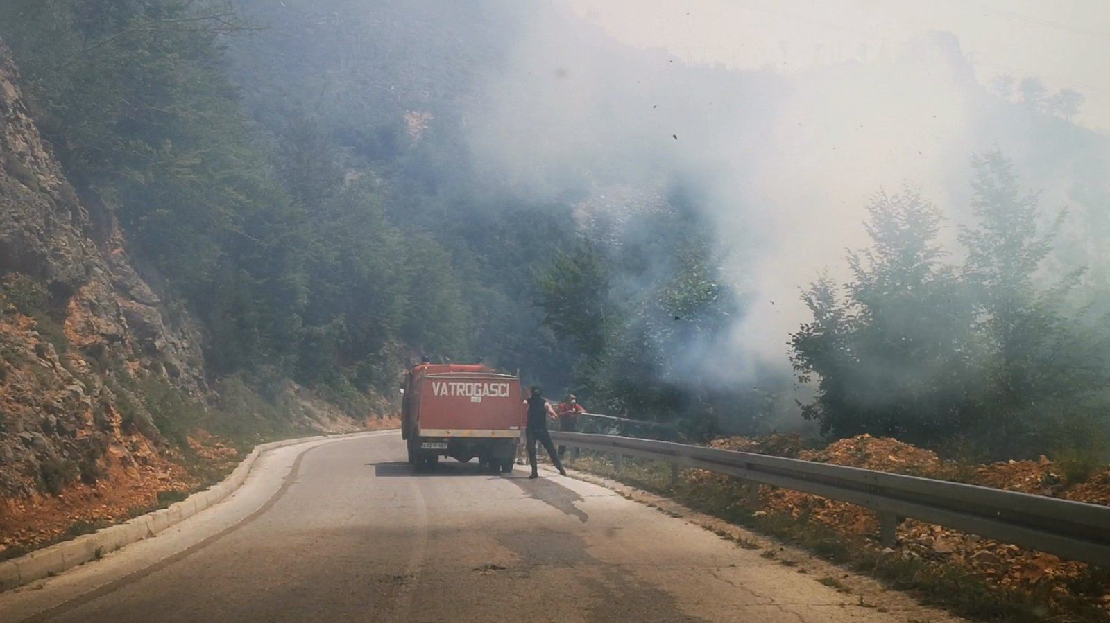 Požar na Rujištu se širi prema vikendicama: U gašenje uključeni i Air Tractori