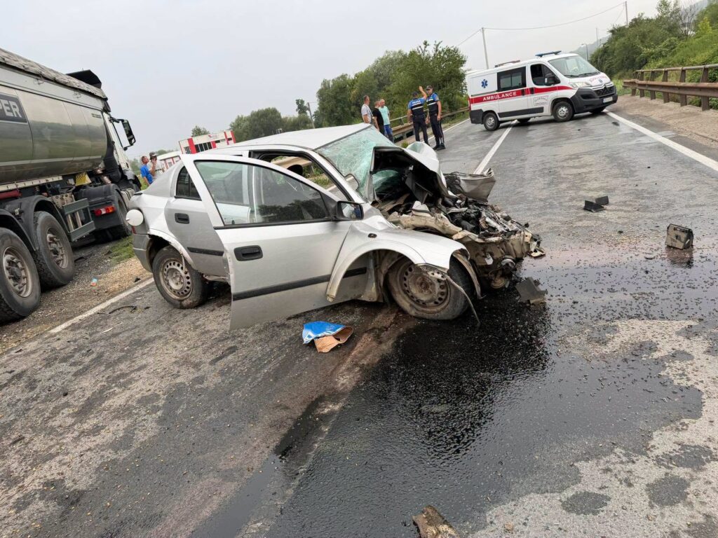 Teška saobraćajna nesreća kod Gračanice: Saobraćaj na magistralnom putu M-4 u potpunosti obustavljen
