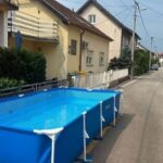 Žena postavila bazen na ulicu jer nije imala mjesta u dvorištu, slučaj završio kod policije