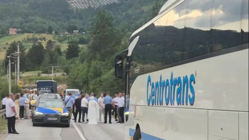 Više osoba se tuklo na putu Sarajevo – Sokolac, saobraćaj obustavljen: U koloni i vozilo na kojem je zastava BiH
