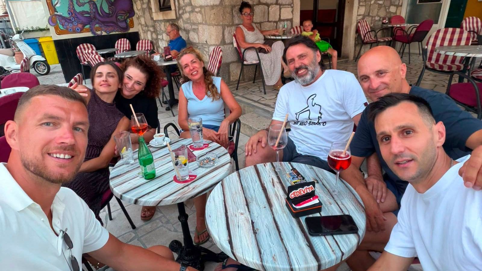 Sejo Sexon, Edin Džeko, Amra Džeko, Nikola Kalinić. FOTO: Zabranjeno pušenje﻿