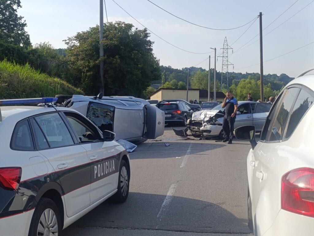 Težak sudar kod Tuzle: Tri osobe povrijeđene