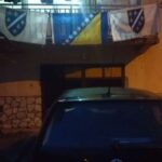 Povratniku u Novo Goražde policija RS-a zakucala na vrata u pola tri ujutro: Oduzeli mu zastave s ljiljanima i novčano ga kaznili