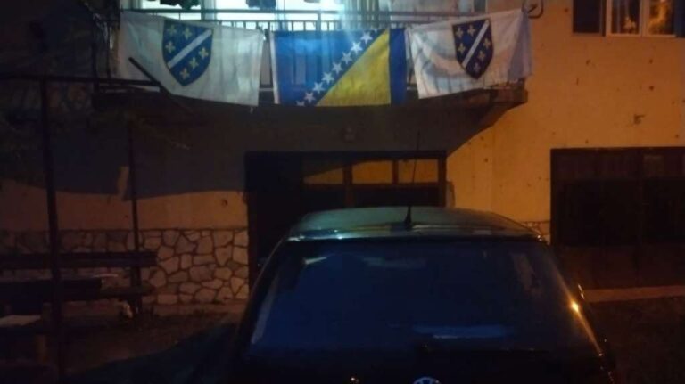 Zastave na kući Mirvića. Fena