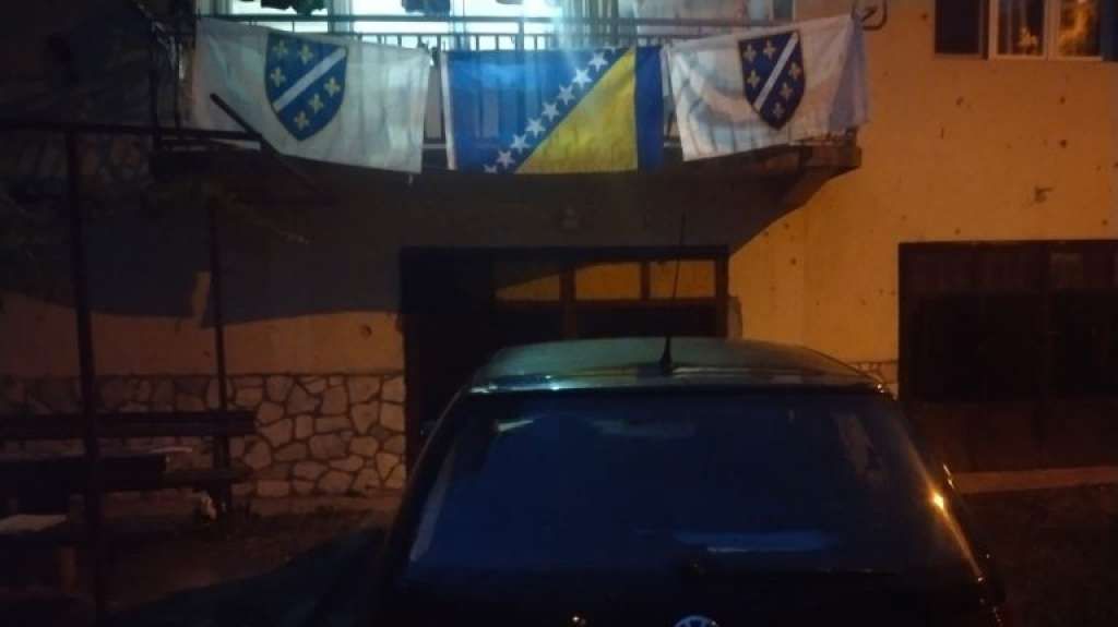 Zastave na kući Mirvića. Fena