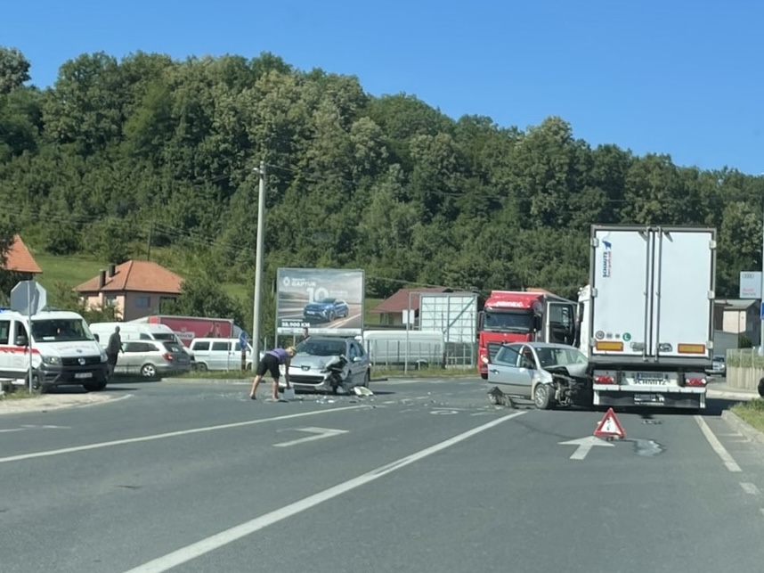 Saobraćajna nesreća kod Tuzle: Sudarila se dva automobila i kamion