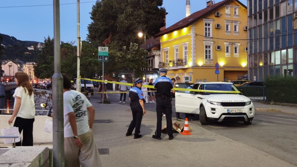Drama kod Latinske ćuprije: Jedna osoba povrijeđena, blokiran Range Rover