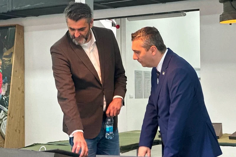 Nerin Dizdar i direktor MC Srebrenica Emir Suljagić