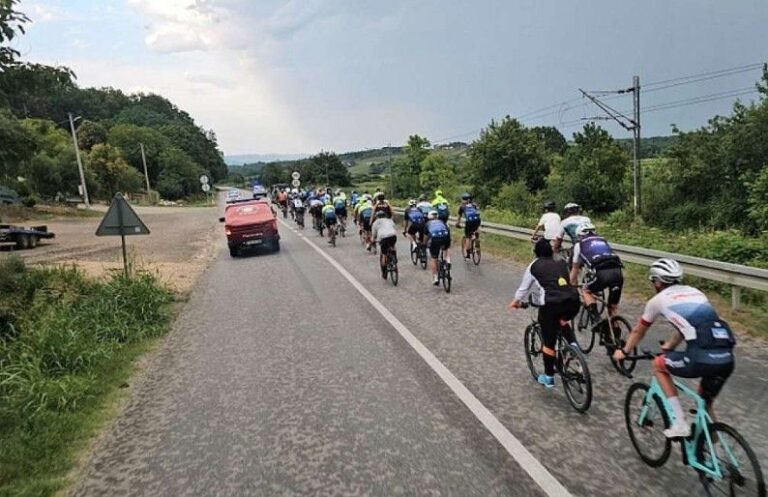 Učesnici biciklističkog maraton Bihać-Kamičani odali počast žrtvama prijedorskog kraja. Fena