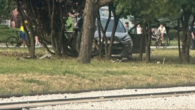 Teška nesreća na Dolac Malti: Jedna osoba povrijeđena, saobraćaj potpuno obustavljen
