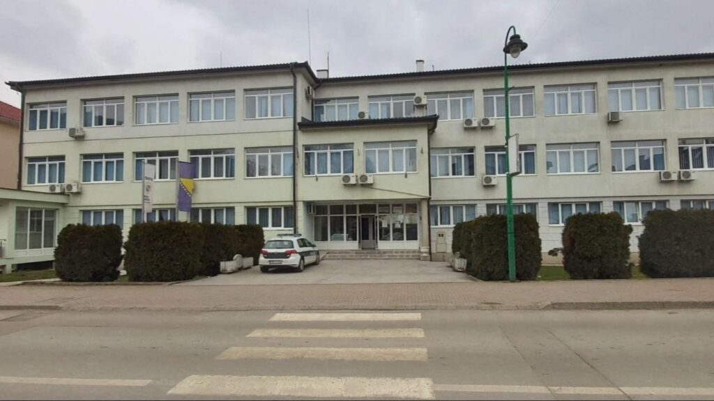 Vozač iz Srbije pijan vozio, a saputnik se vozio na vanjskom dijelu automobila