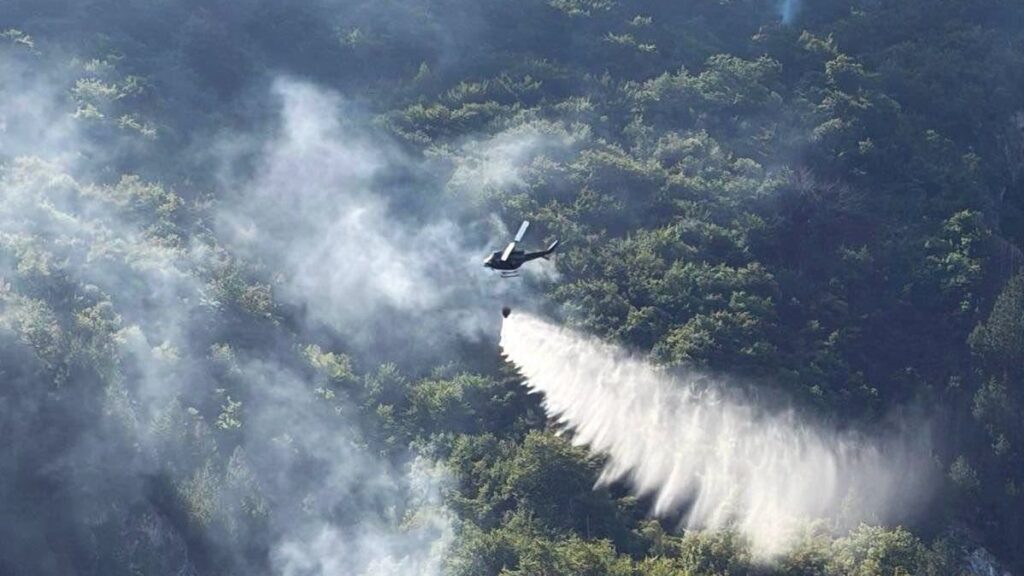 Zbog mina obustavljeno gašenje požara kod Jajca: Helikopter OS BiH povučen
